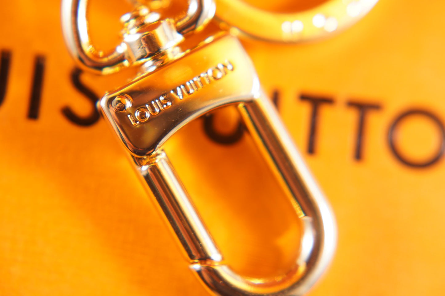 14E89ADE Stylish key closure