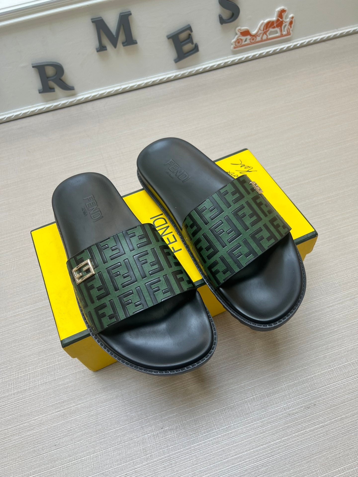 54F121ZDE Stylish slippers