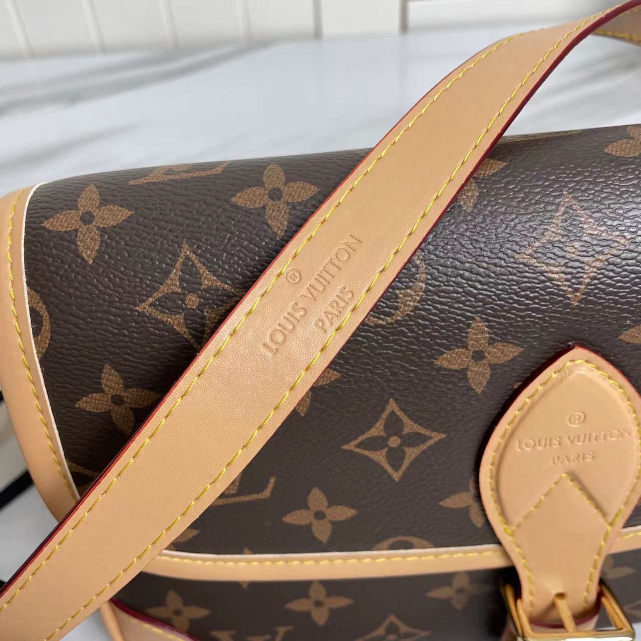 2XE028BDE Stylish leather bag 