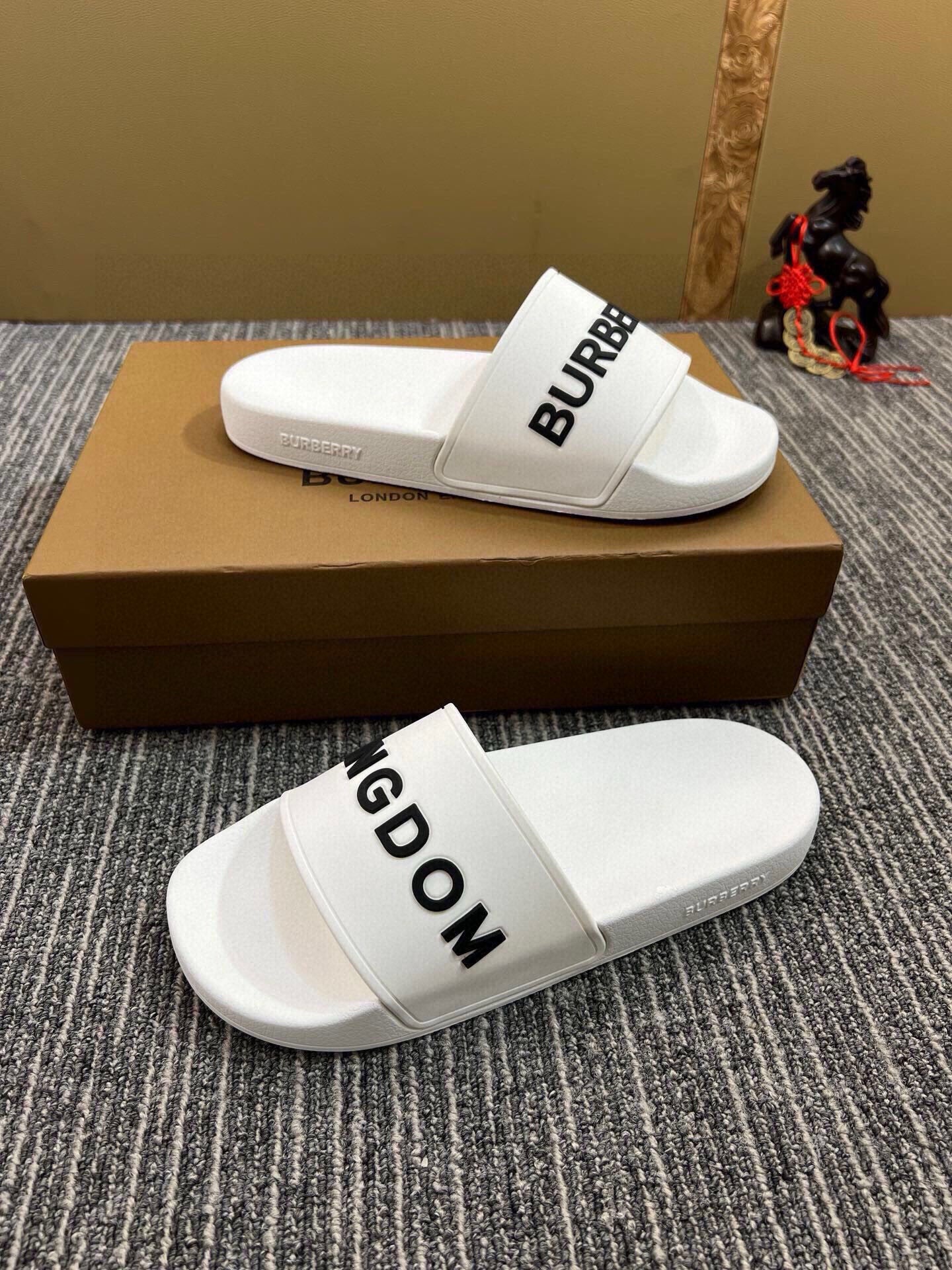 535ZR256ZDE Stylish Slippers