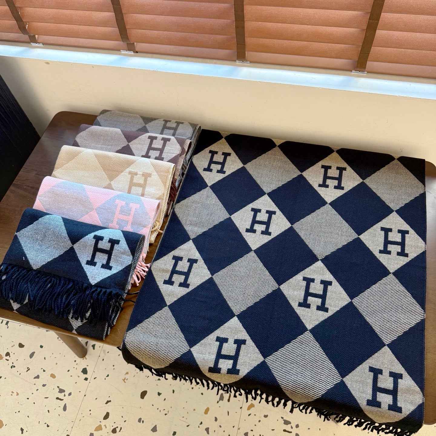 185ZH36WDE Stylish Winter Scarves