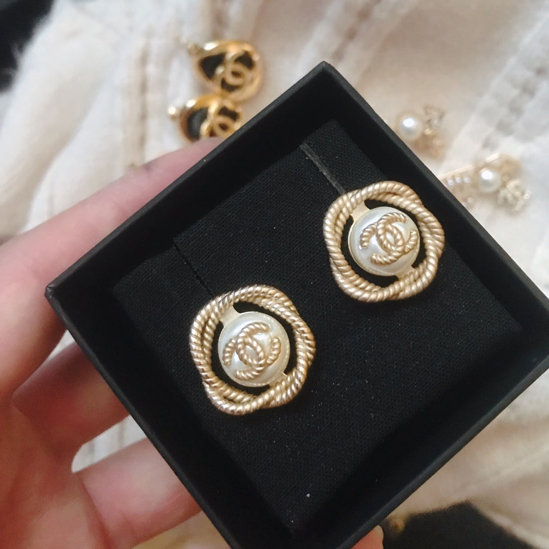 15QC9EDE Stylish Earrings