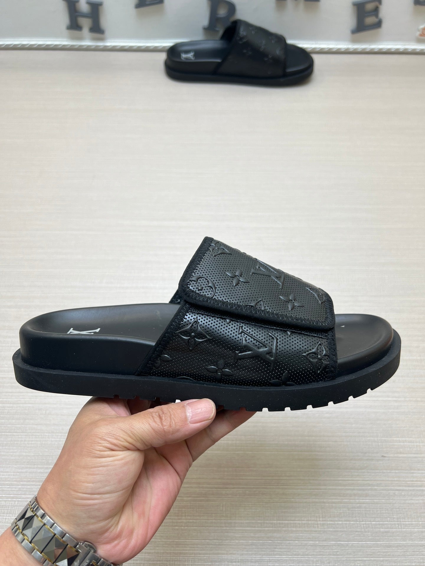 54E112ZDE Stylish slippers