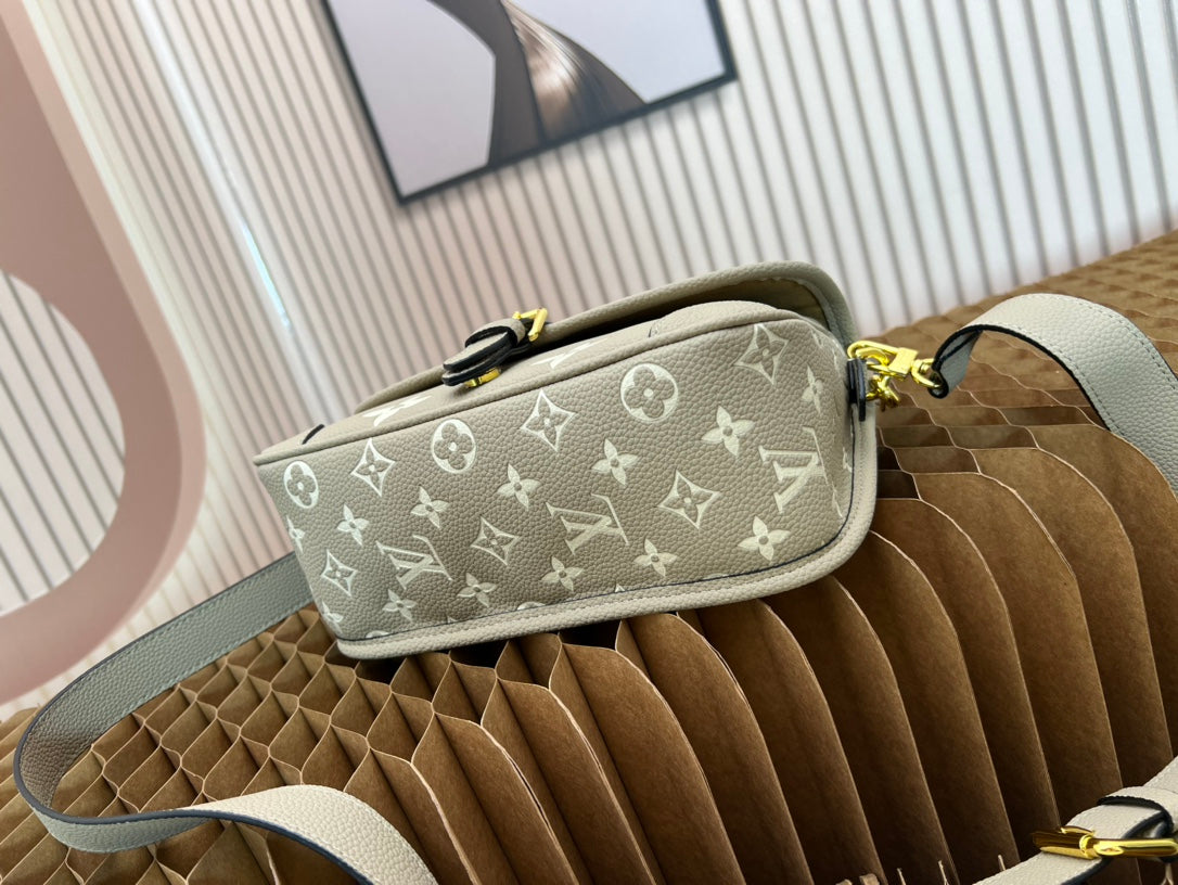 2XE028BDE Stylish leather bag 