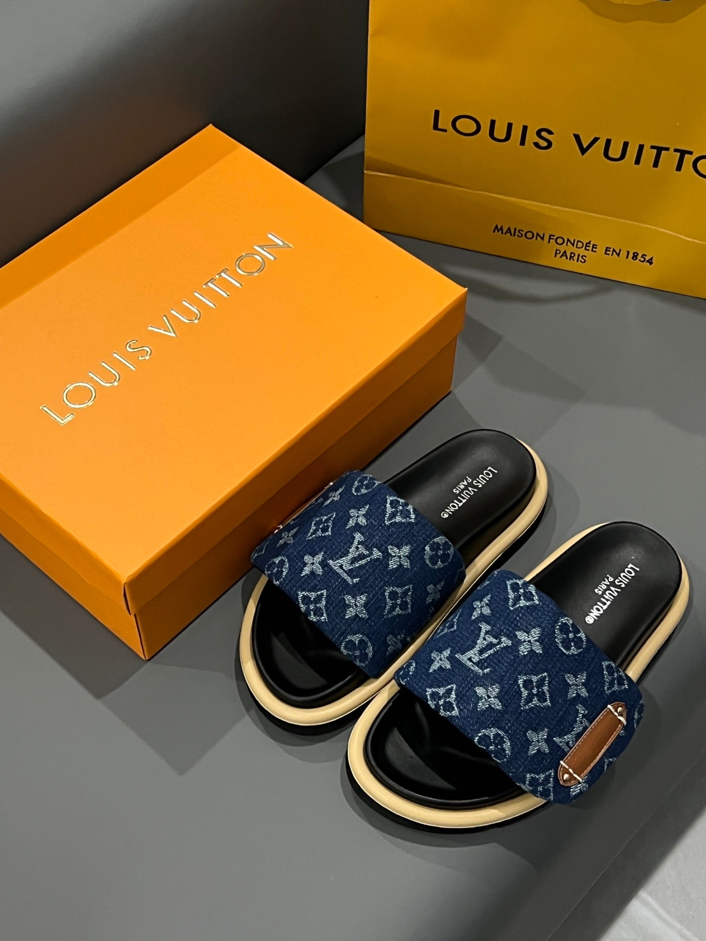 14E73ZDE Stylish Slippers
