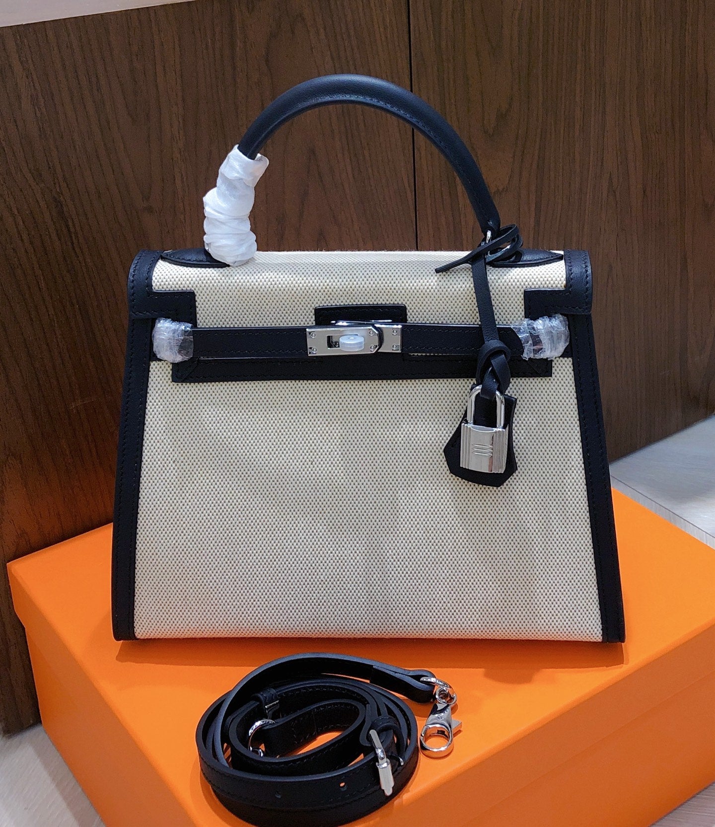 15RH119BDE Stylish leather bag