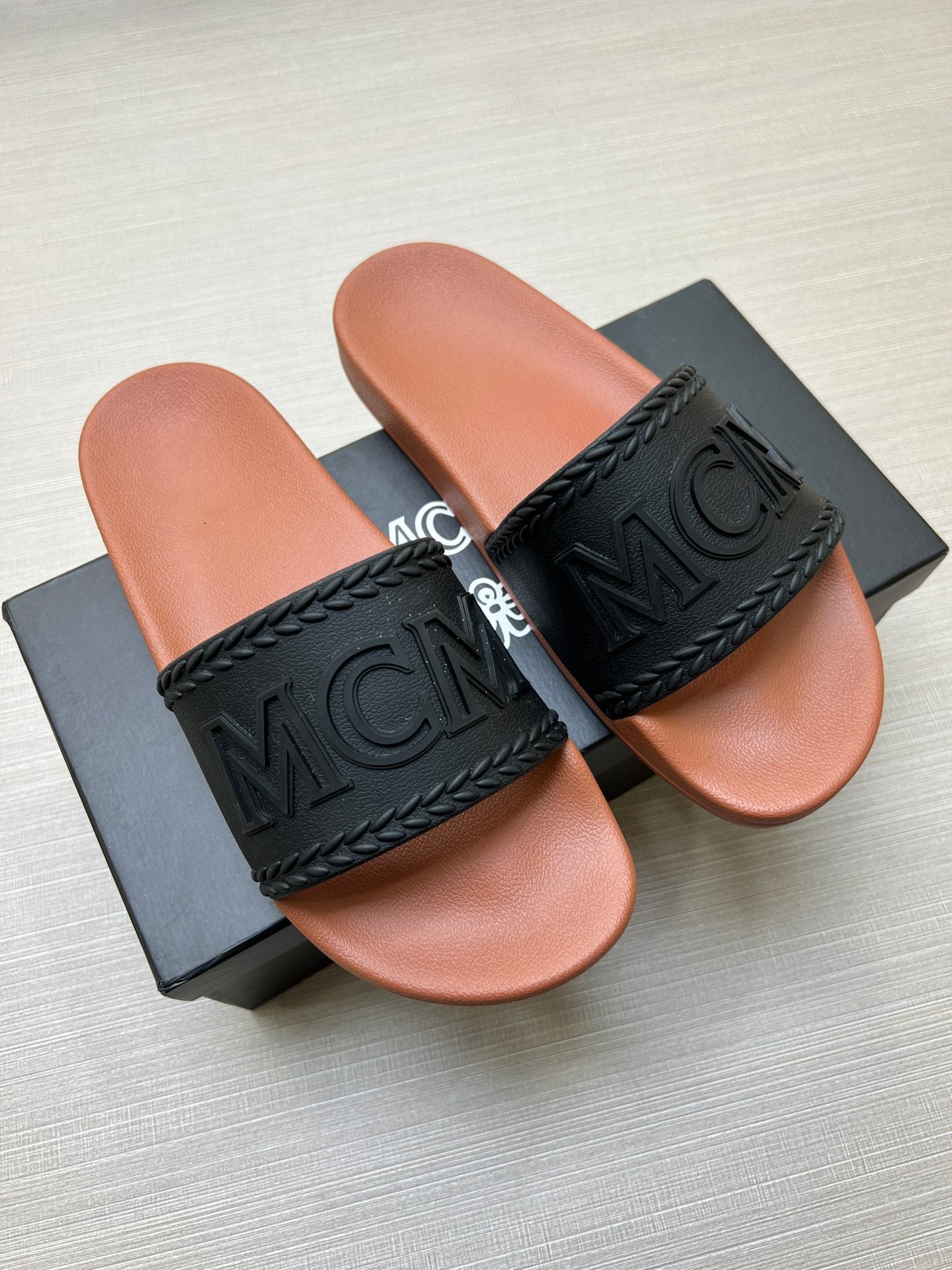 54M42ZDE Stylish slippers