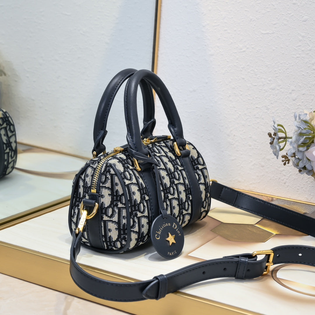 2WD32BDE Stylish leather bag