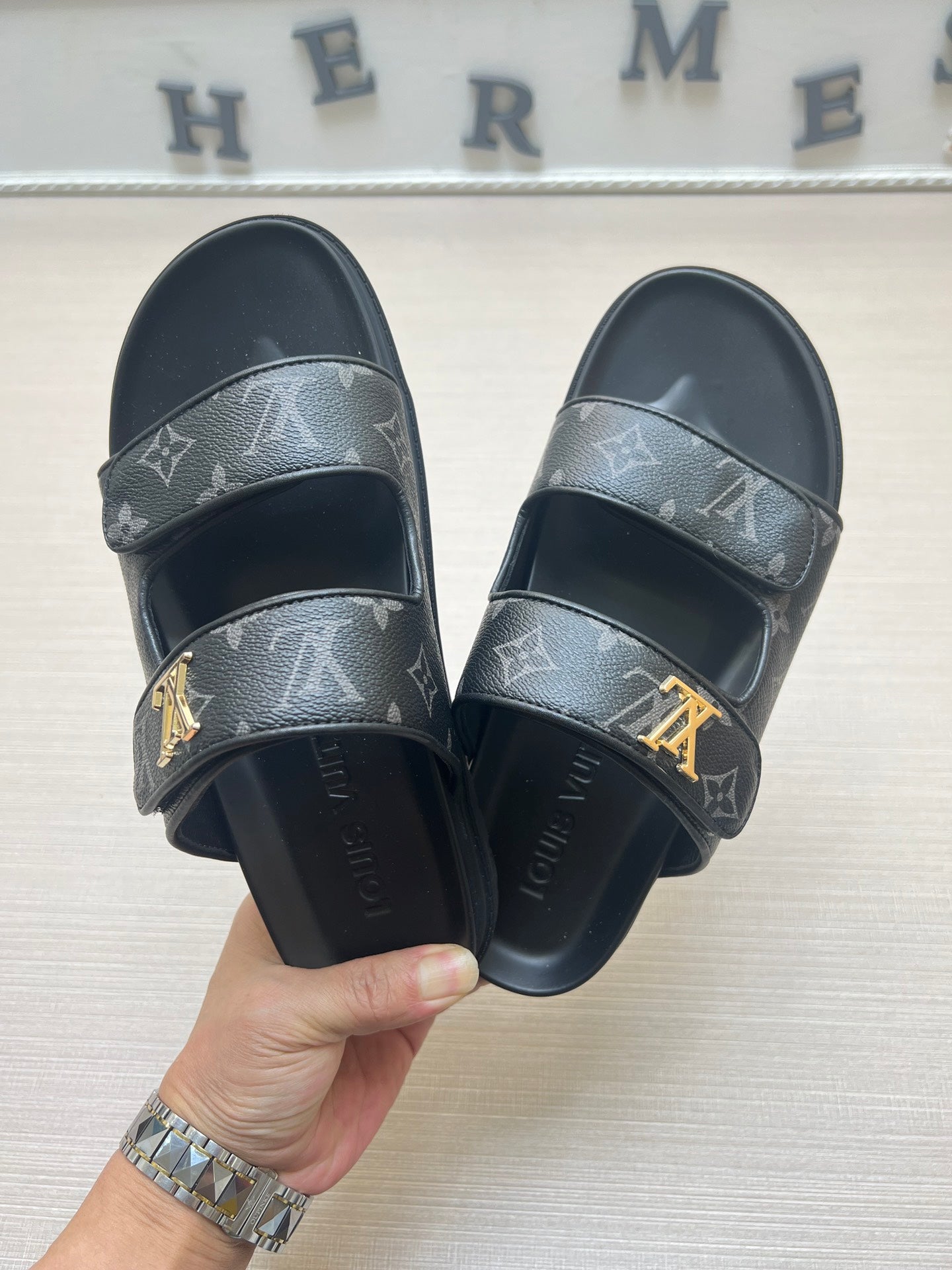 54E11ZDE Stylish slippers