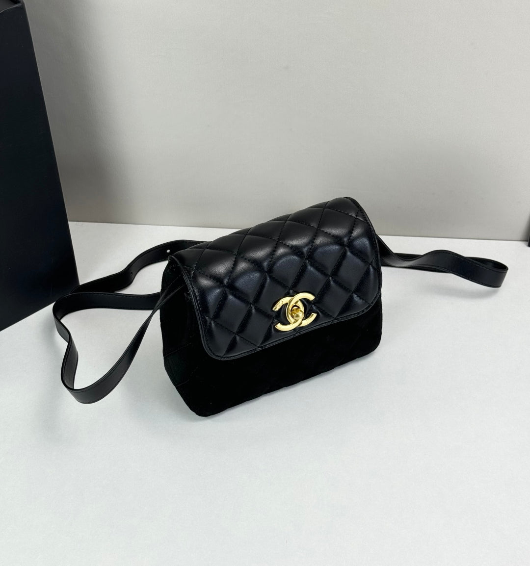 15RC63BDE Stylish leather bag