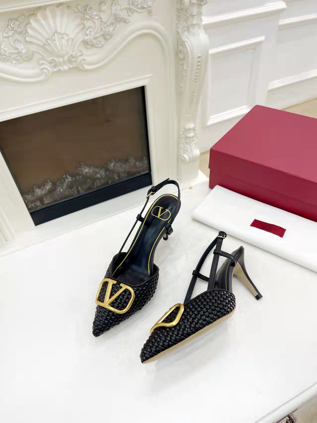 2YVL38ZDE Stylish leather  High heels