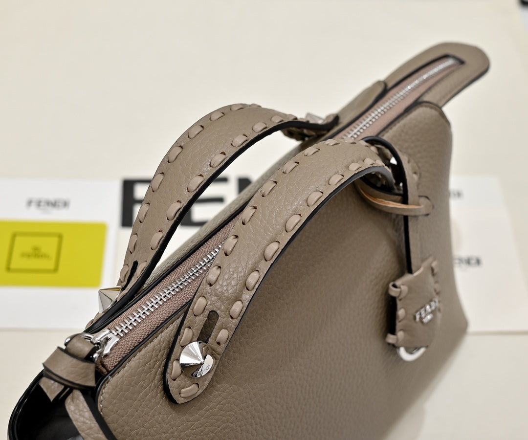 1WF109BDE Stylish leather bag