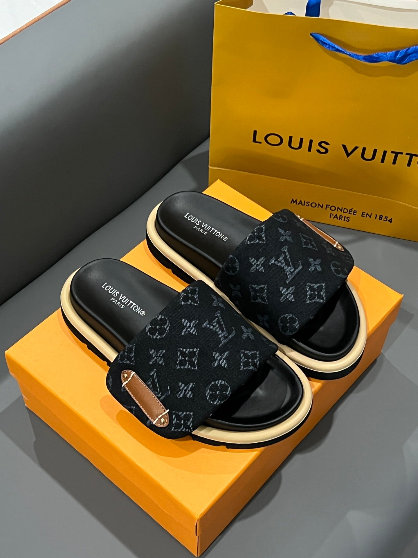 14E73ZDE Stylish Slippers