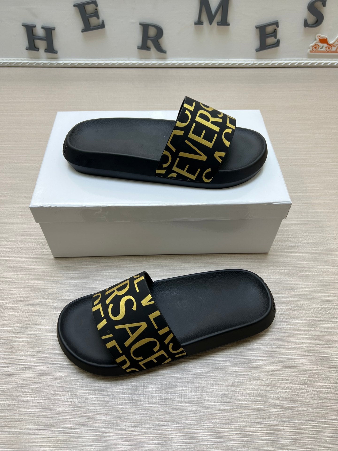54V108ZDE Stylish slippers