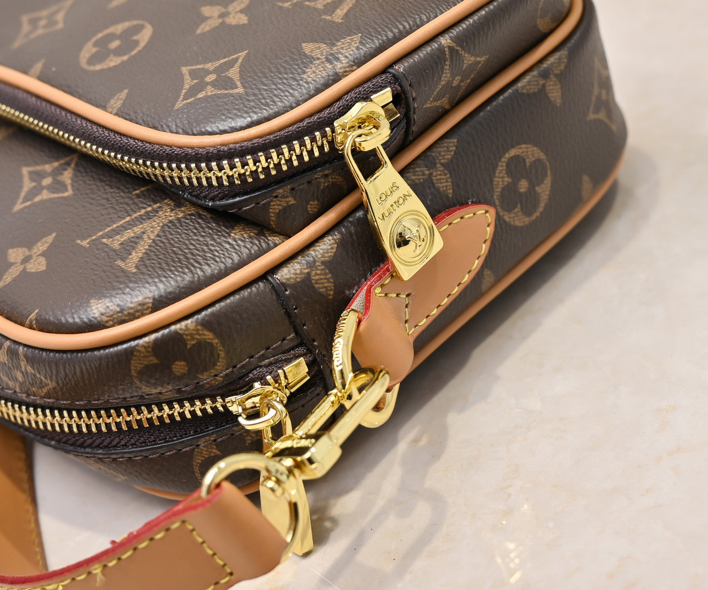 2WE7BDE Stylish leather bag