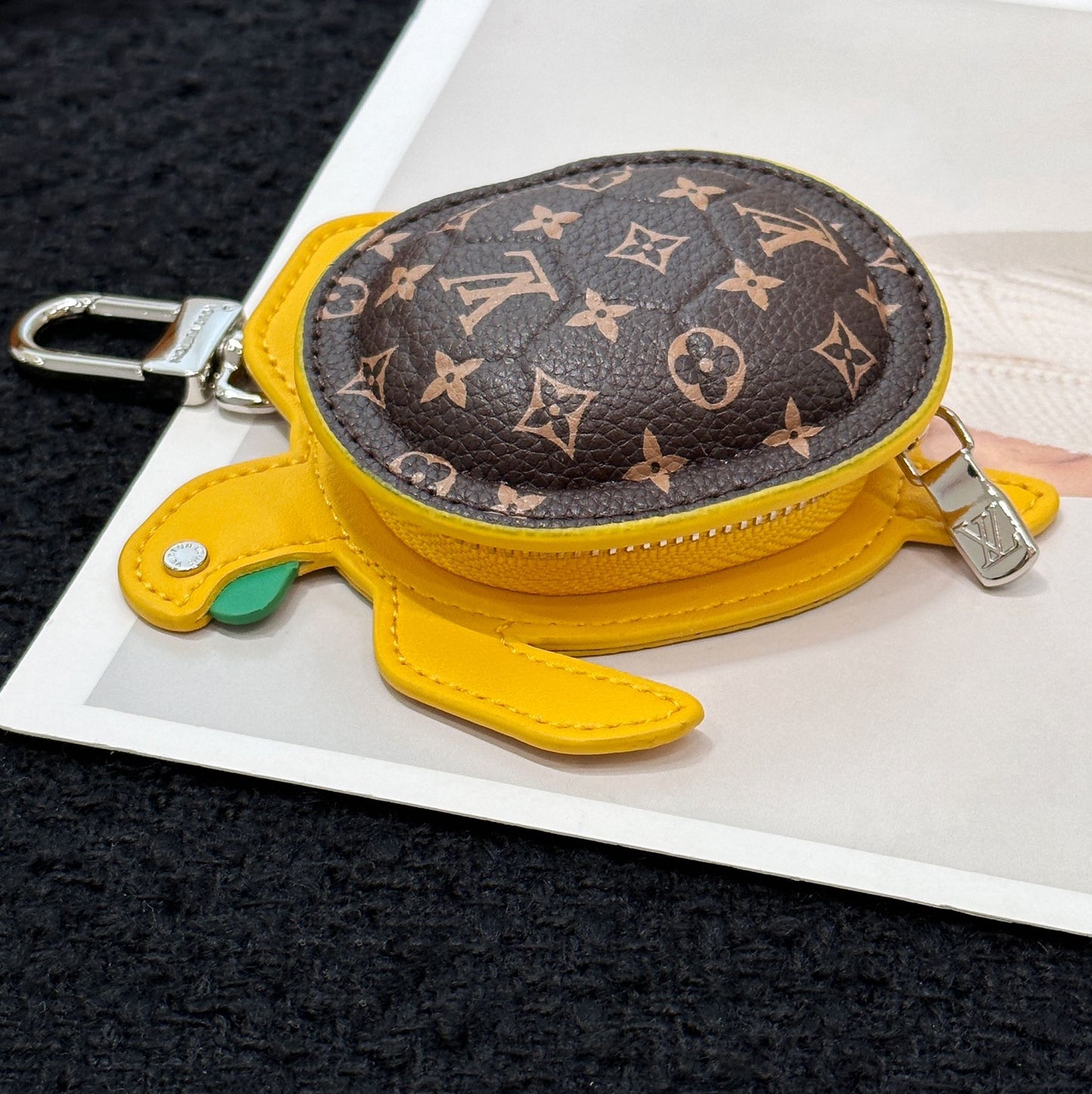 14E25ADE Stylish key closure