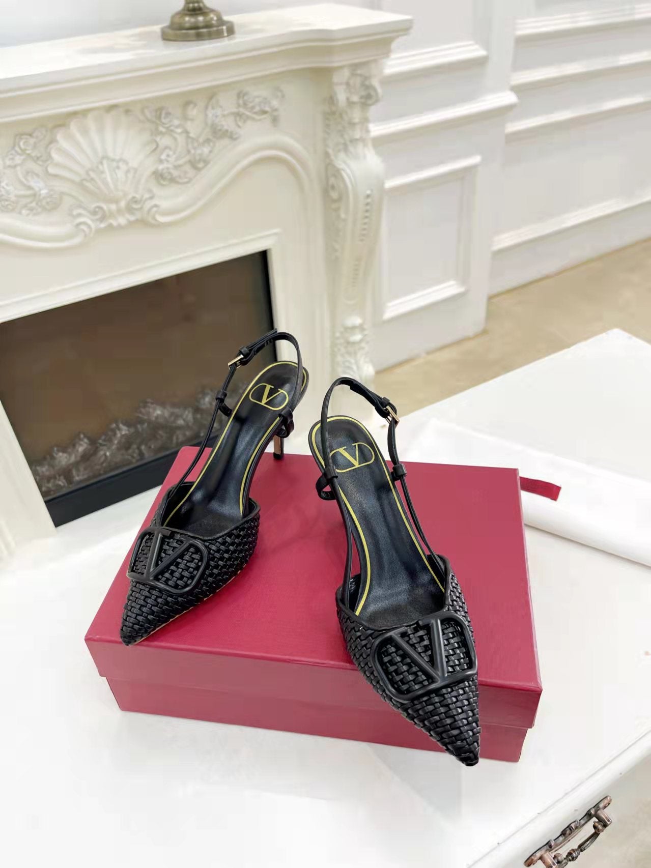 2YVL38ZDE Stylish leather  High heels