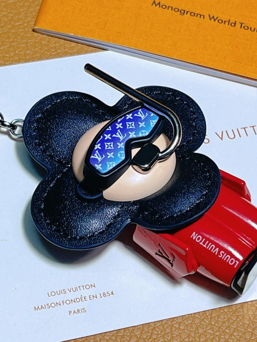 14E32ADE Stylish key closure