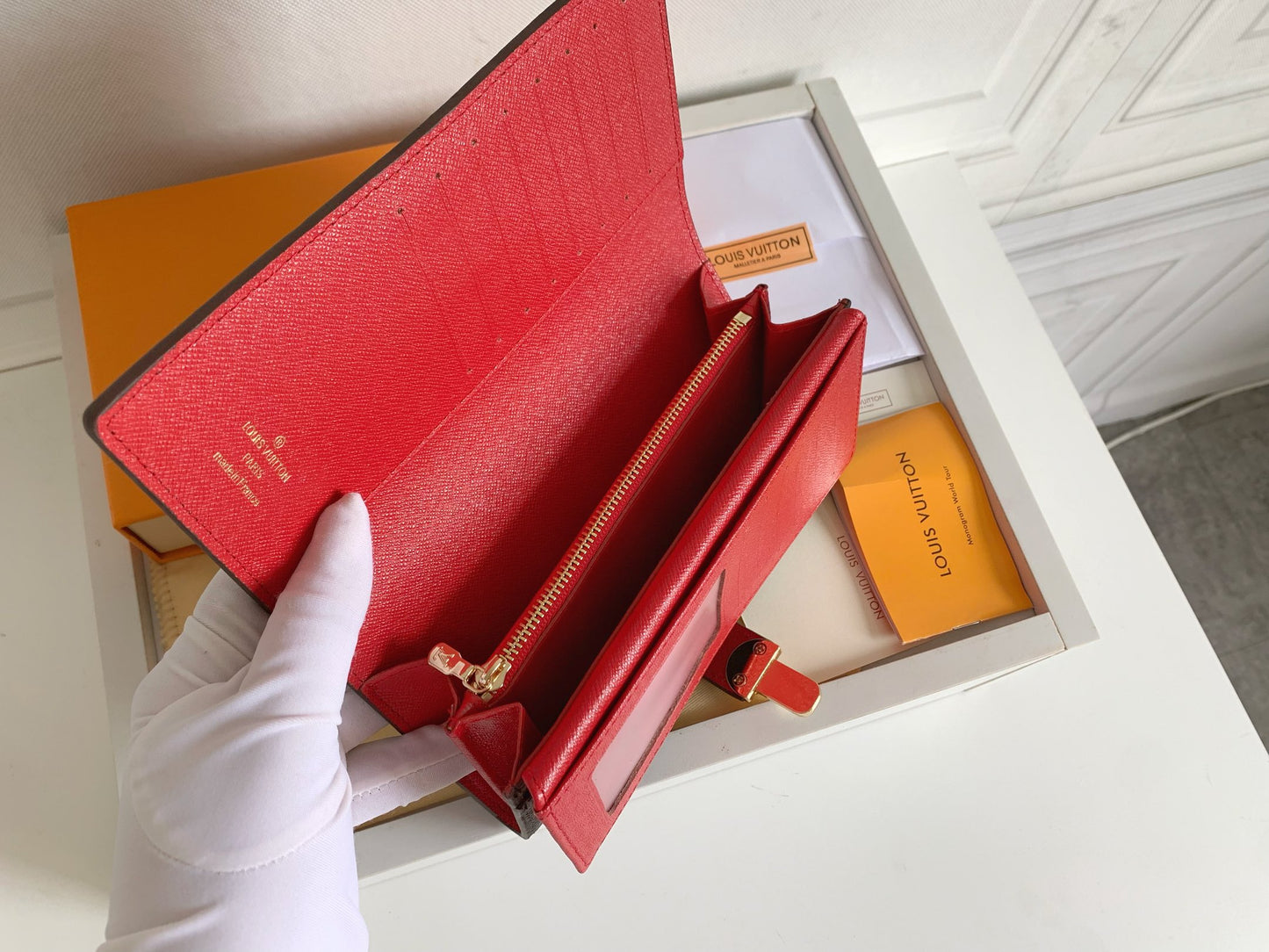 1XE73BDE Stylish leather wallets with package