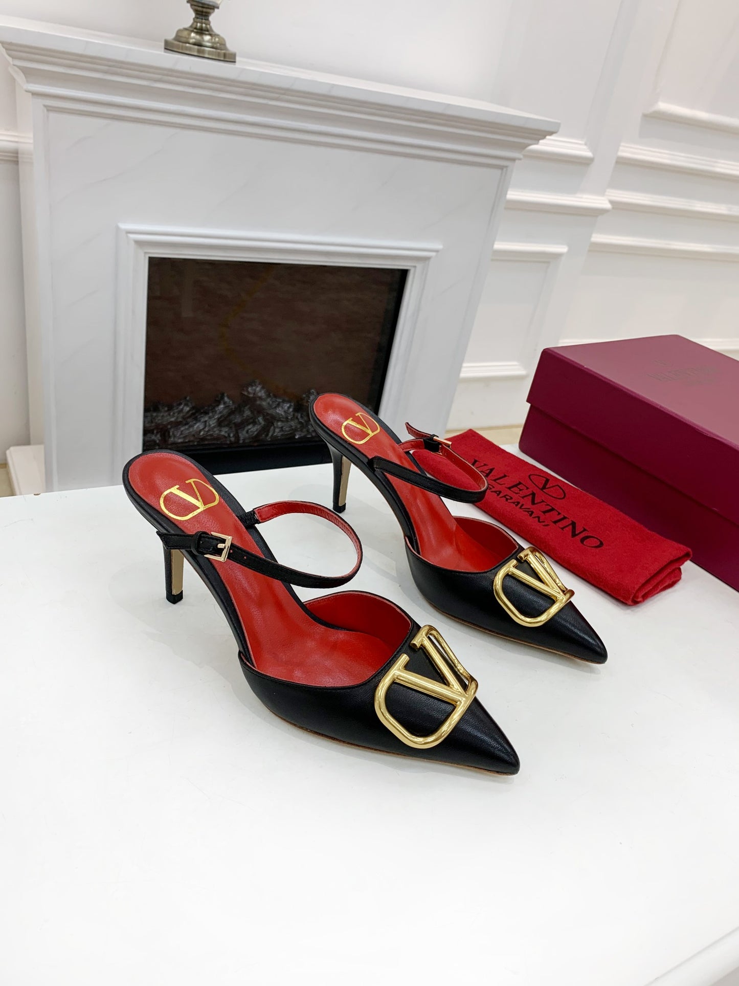 2YVL28ZDE Stylish leather  High heels