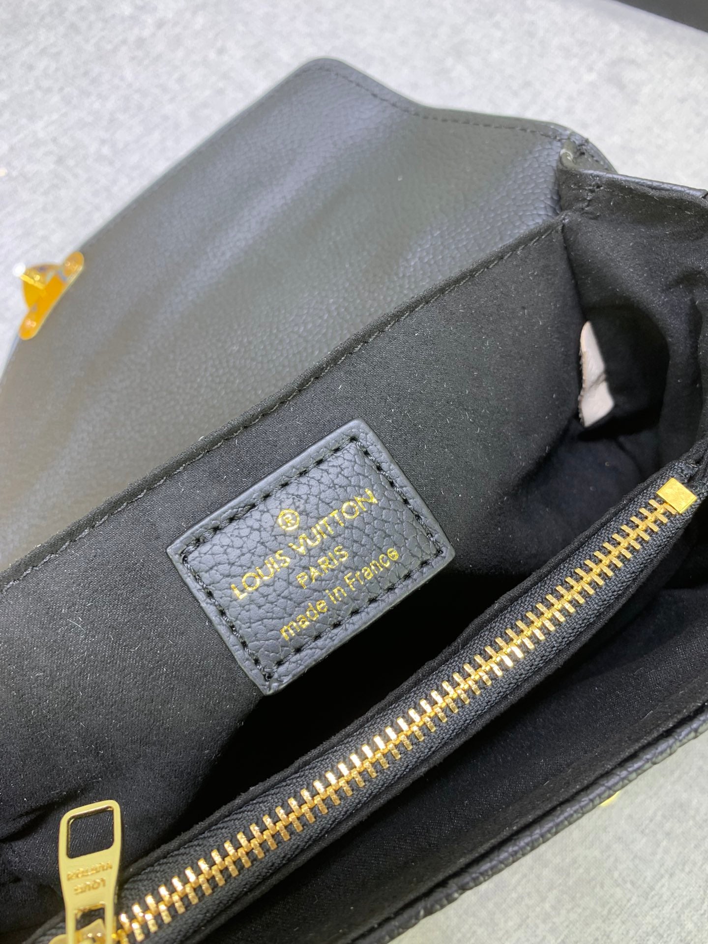 2XE43BDE Stylish leather bag 