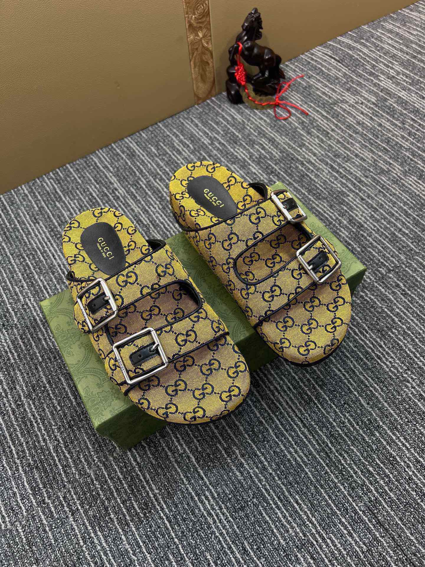 54B123ZDE Stylish slippers