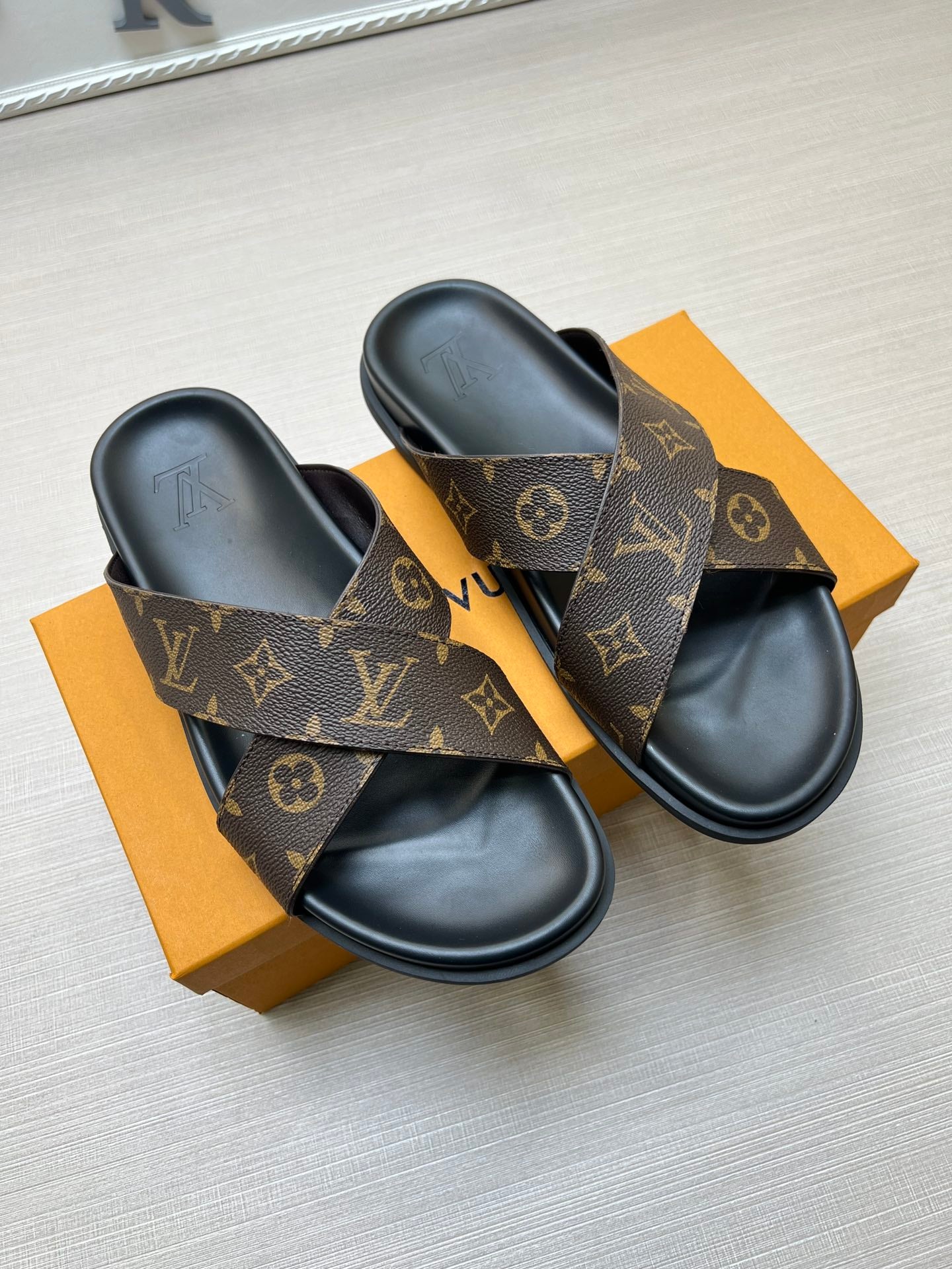 54E57ZDE Stylish slippers