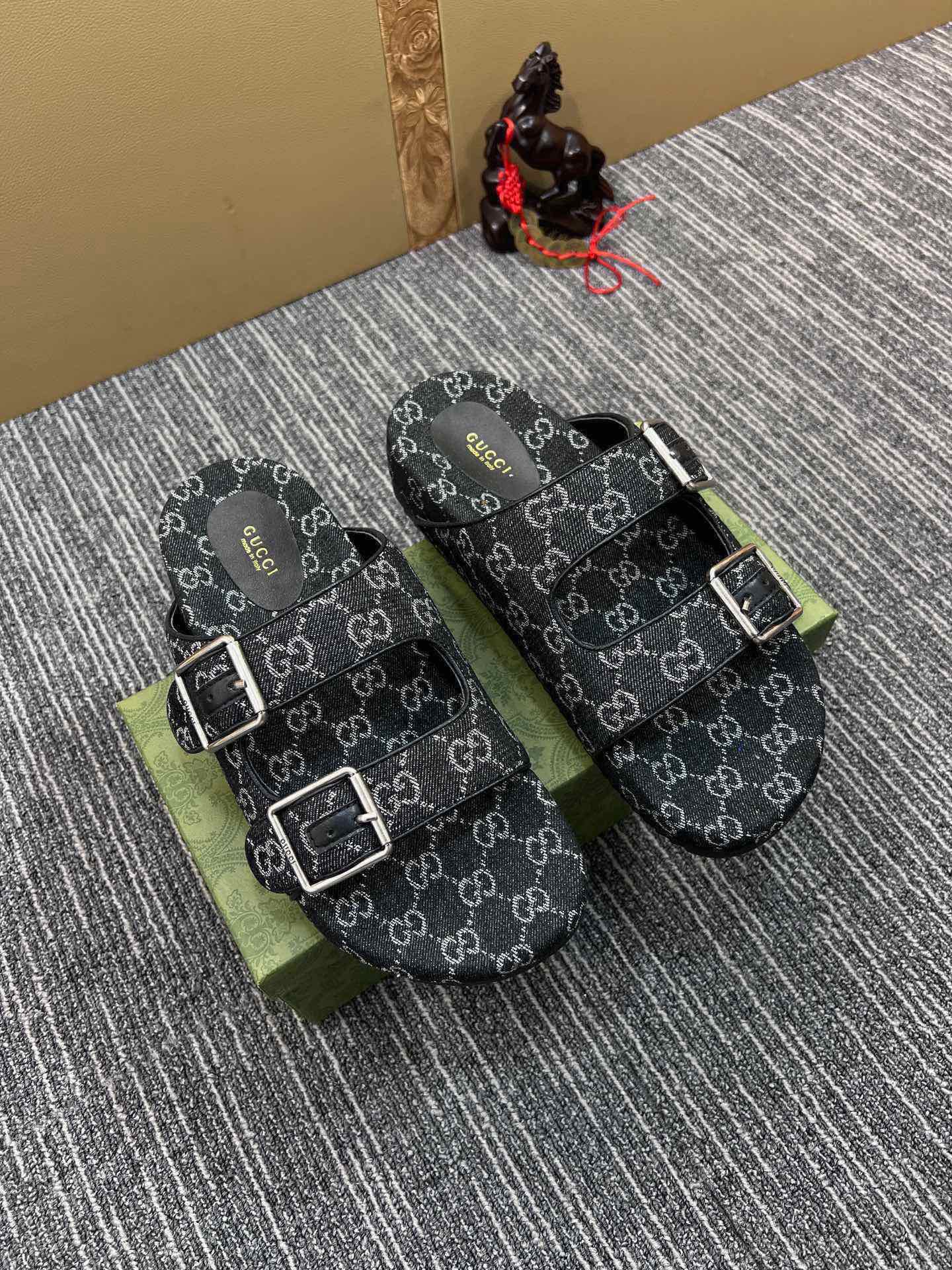 54B123ZDE Stylish slippers