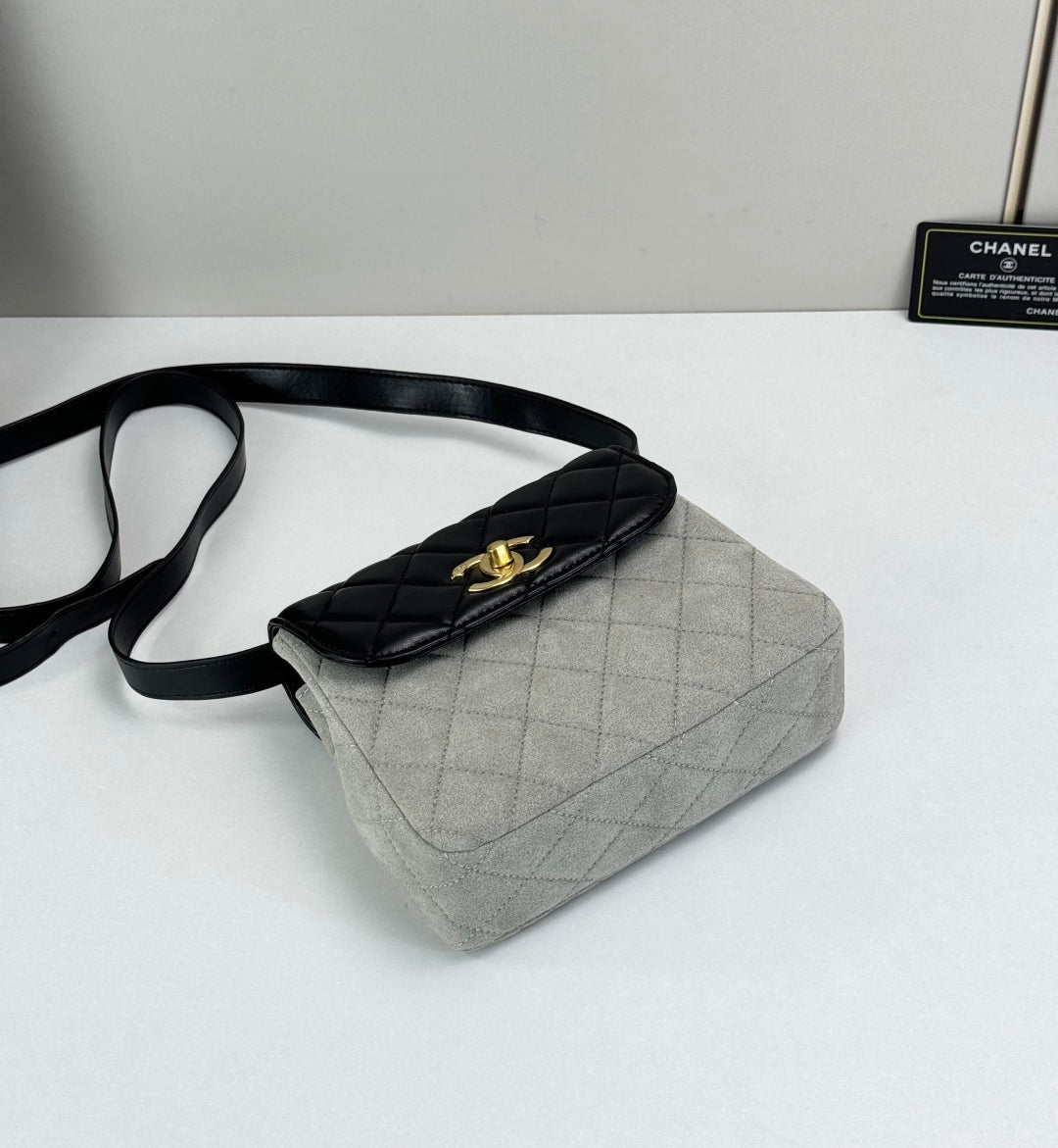 15RC62BDE Stylish leather bag