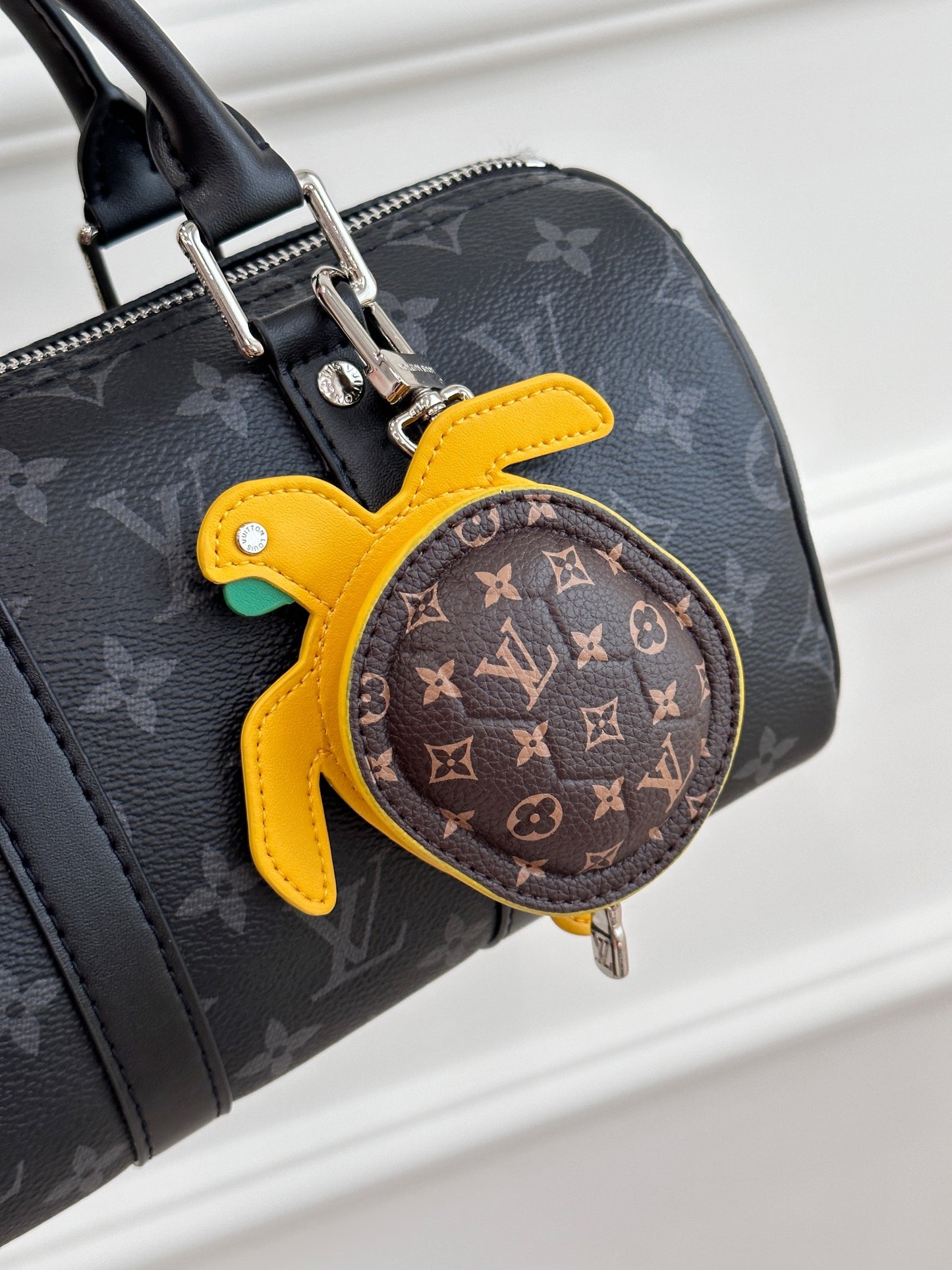 14E25ADE Stylish key closure