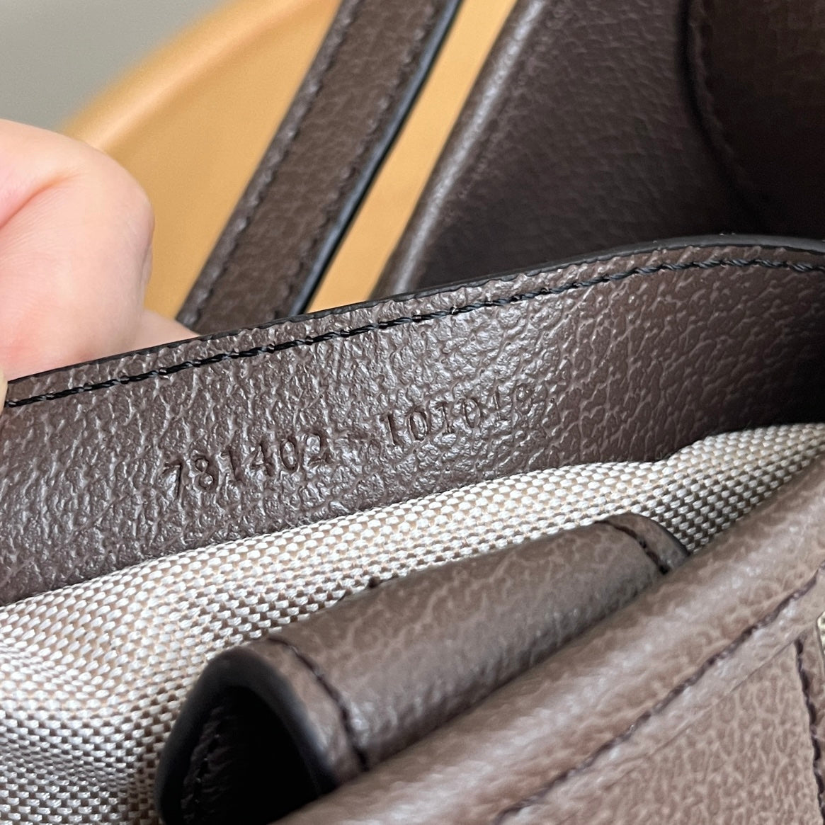 2XB266BDE Stylish leather bag 