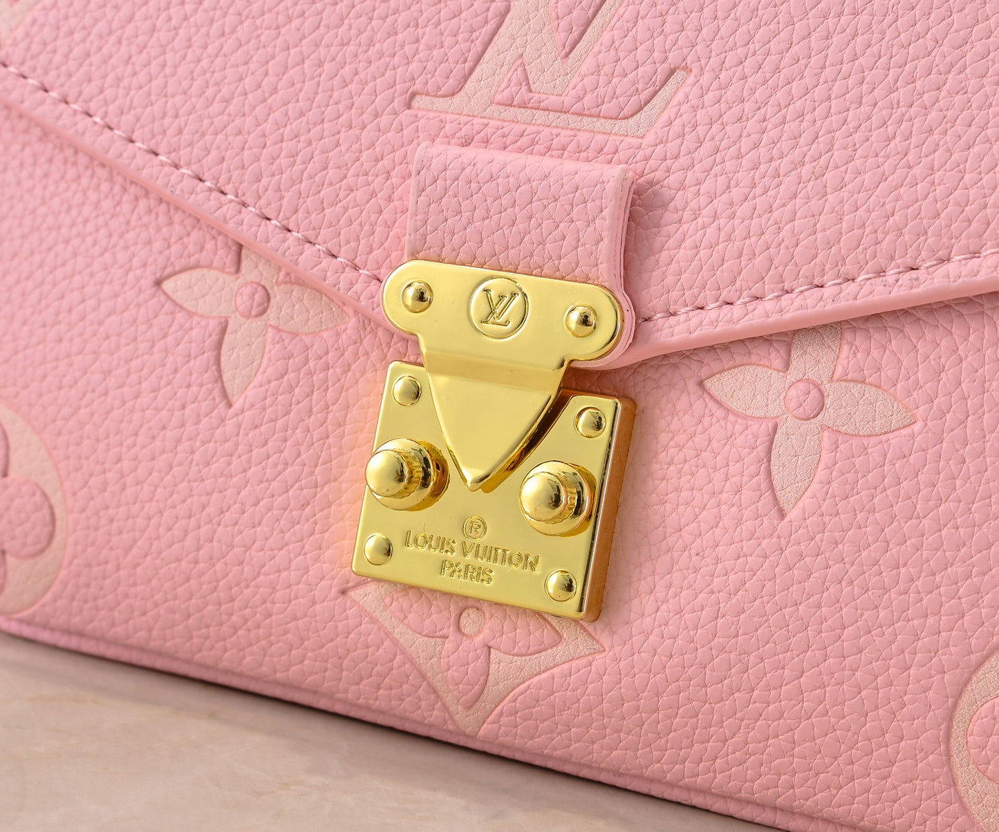 155NE38BDE Stylish leather bag