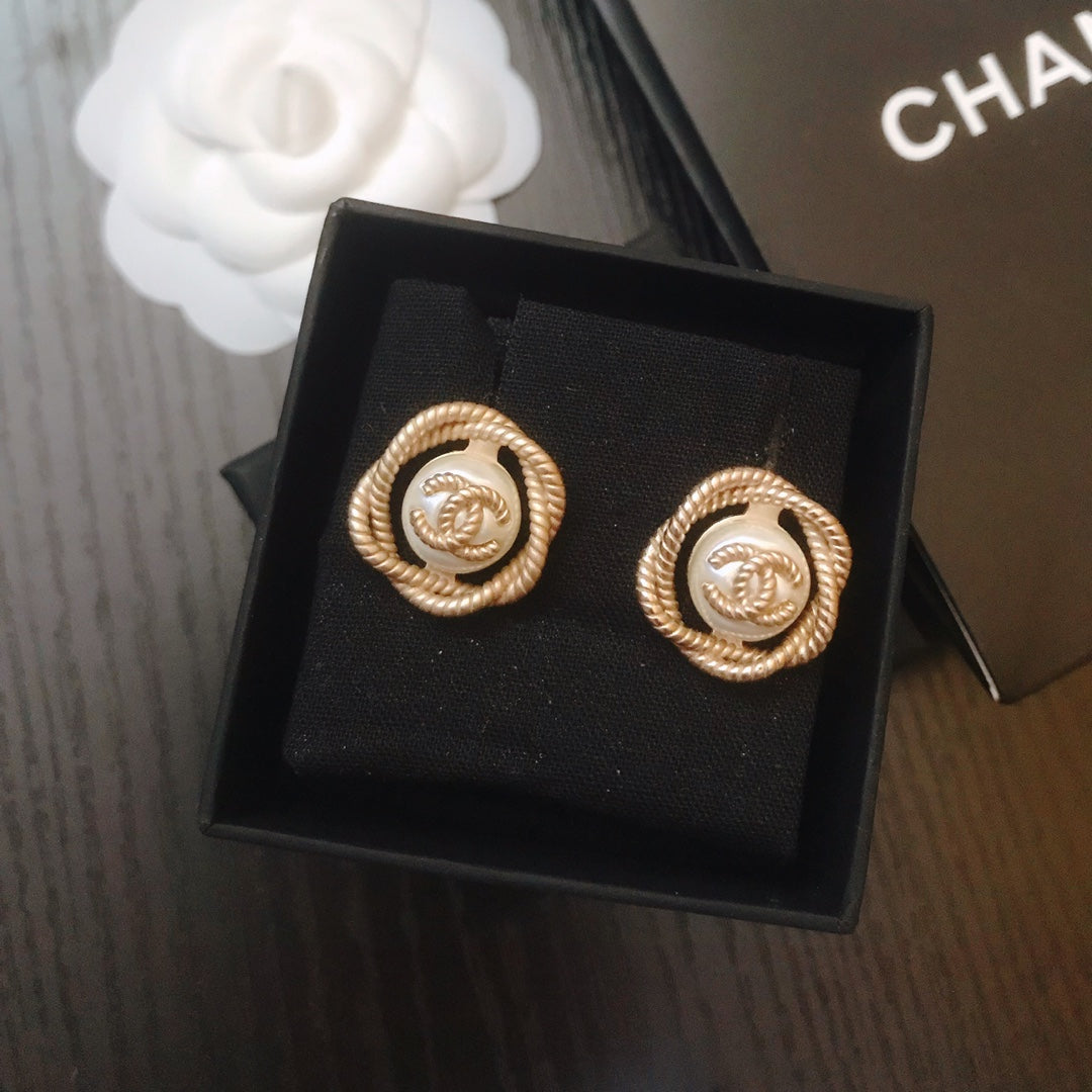 15QC9EDE Stylish Earrings