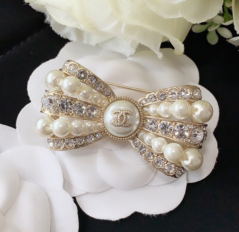 14C228XDE Stylish Brooch