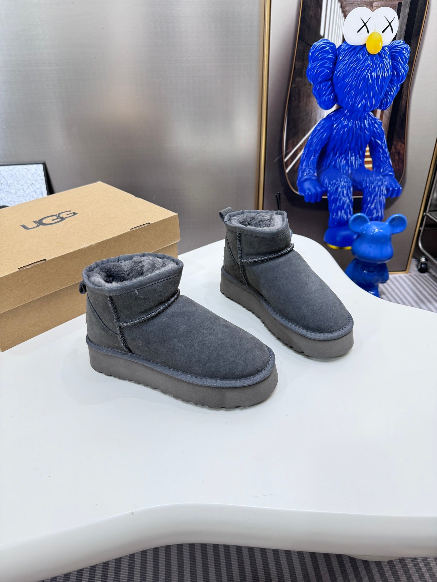 1LU9ZDE Stylish snow boots