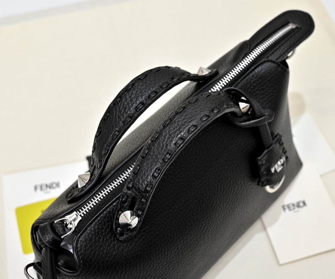 1WF109BDE Stylish leather bag