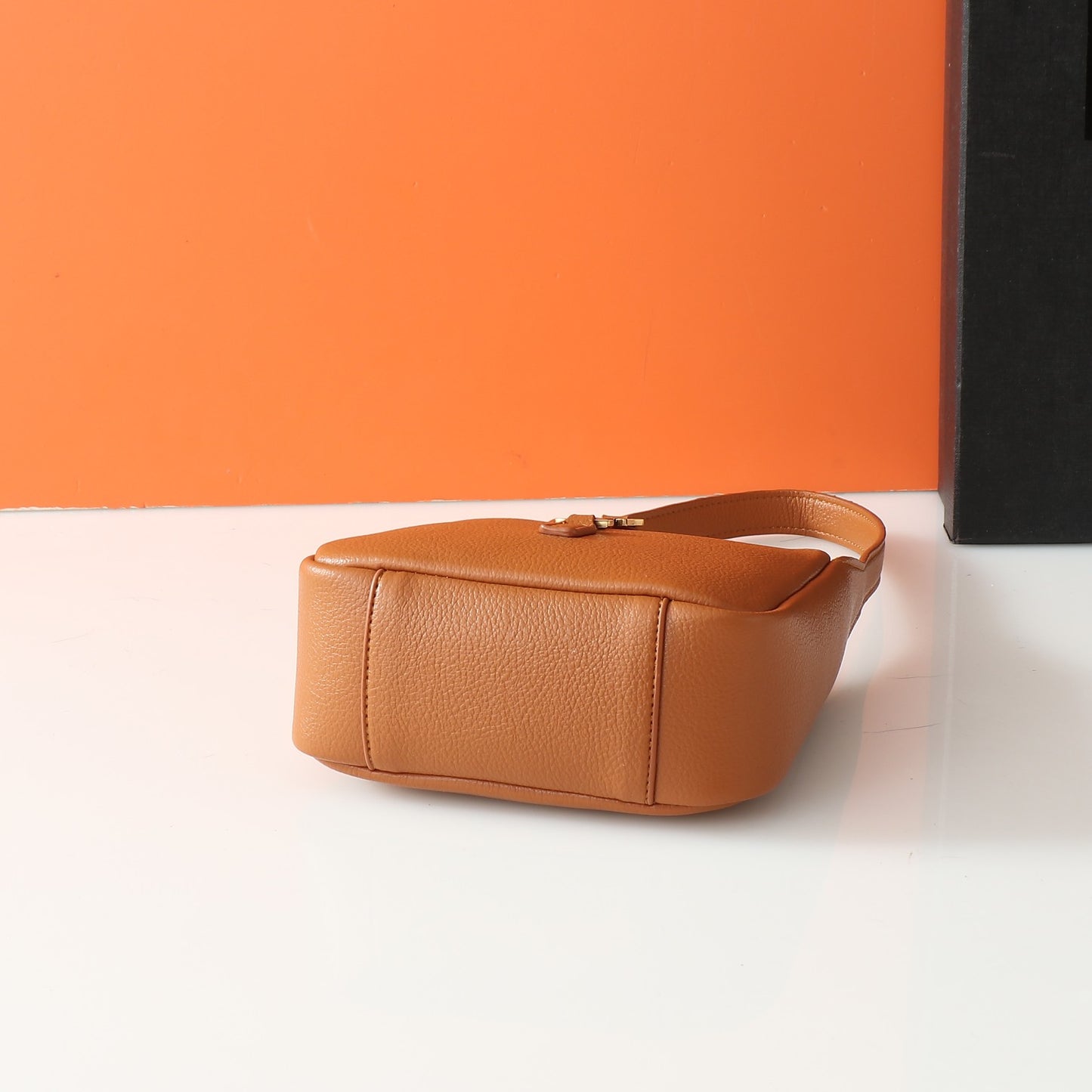 165NSL116BDE Stylish leather bag