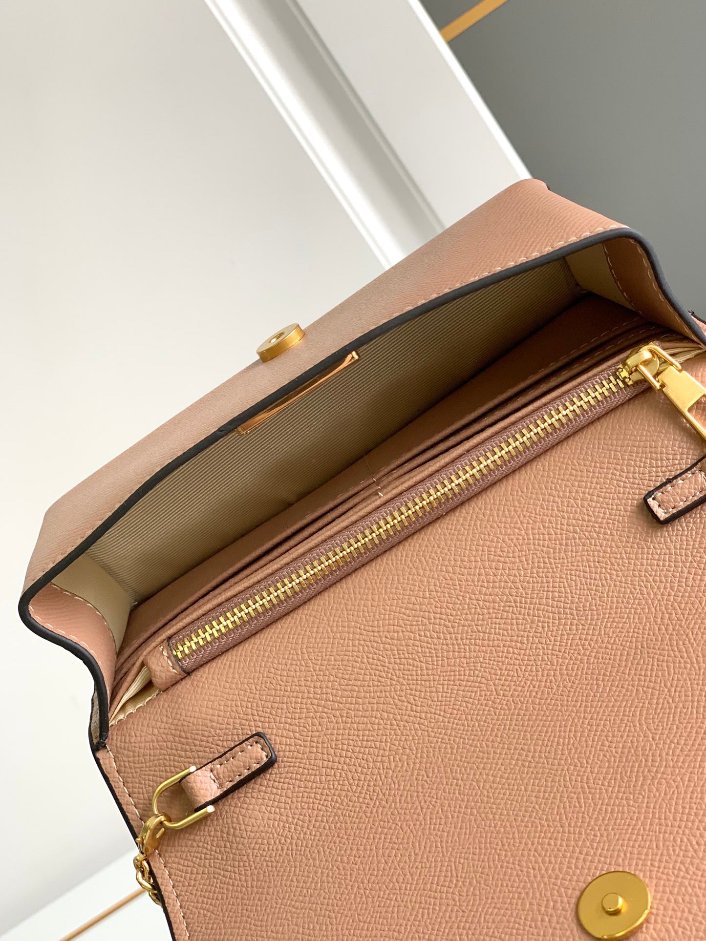 1XVL272BDE Stylish leather bag 