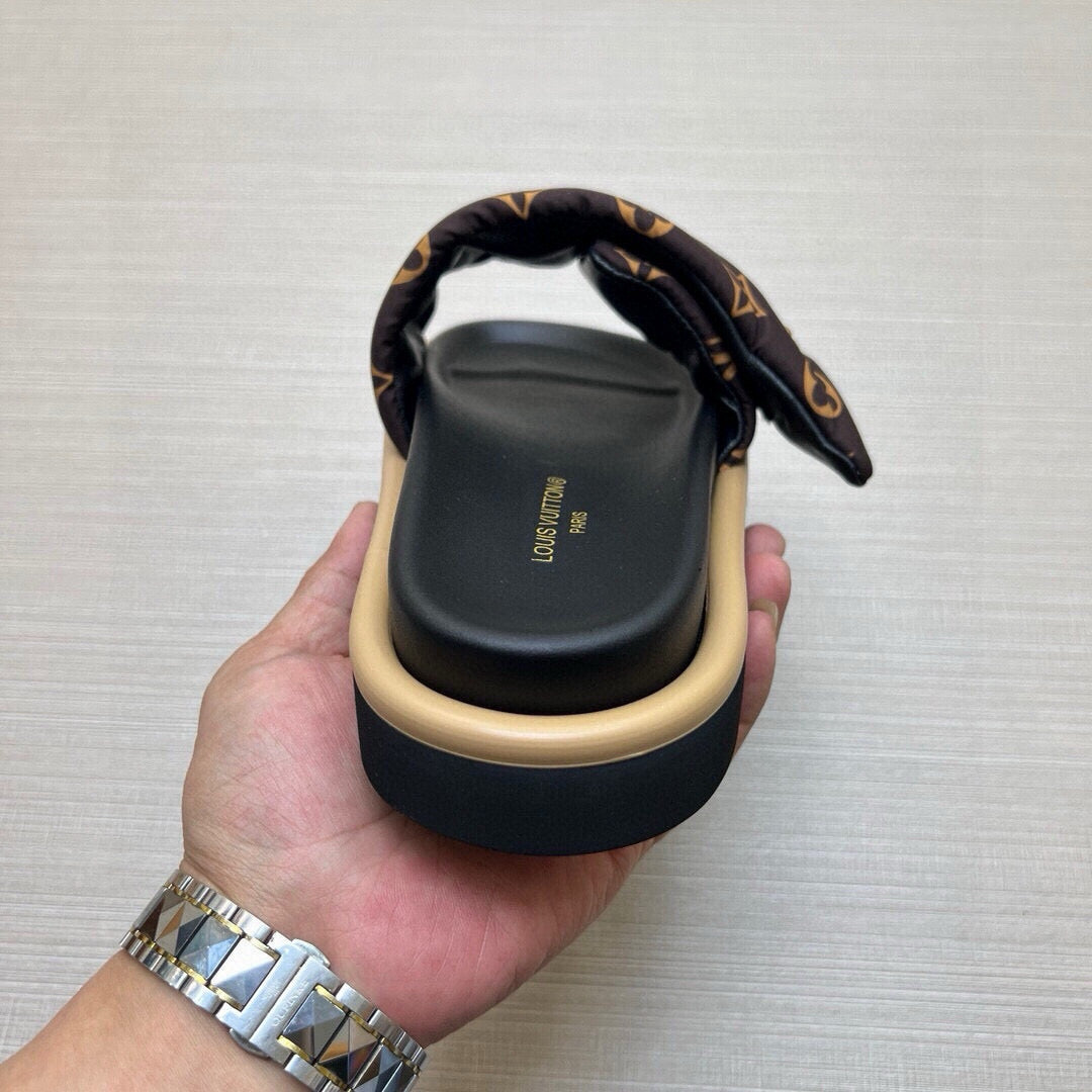 5QE9ZDE Stylish Slippers