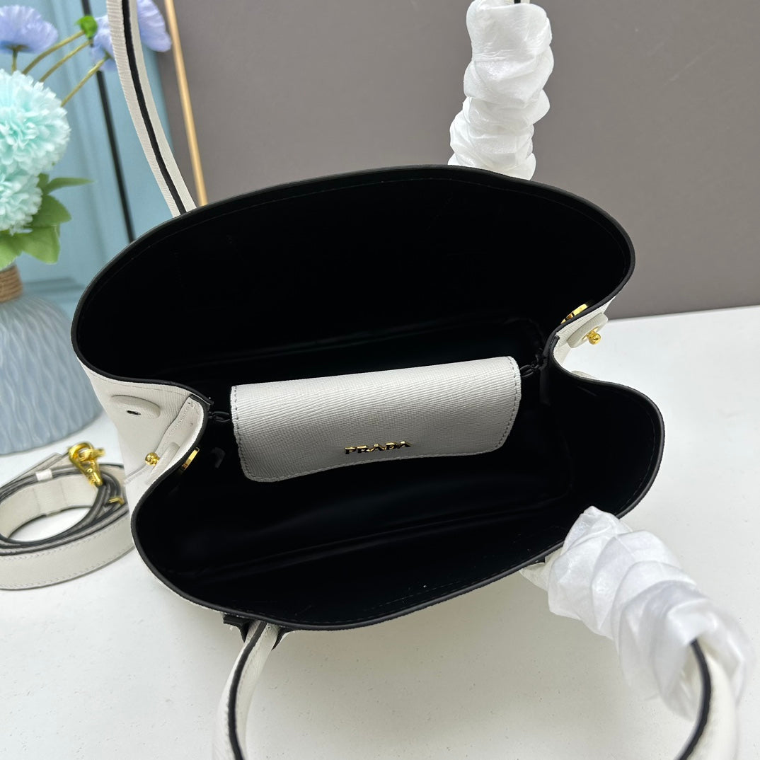 1XPD115BDE Stylish leather bag 