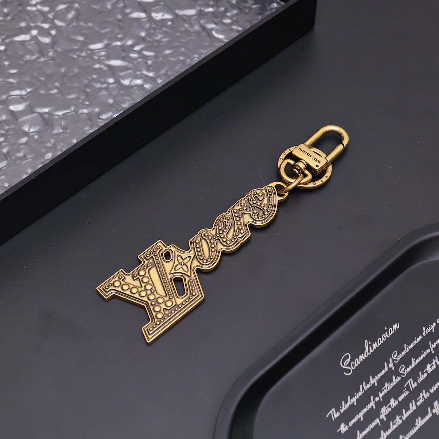 14E16ADE Stylish key closure