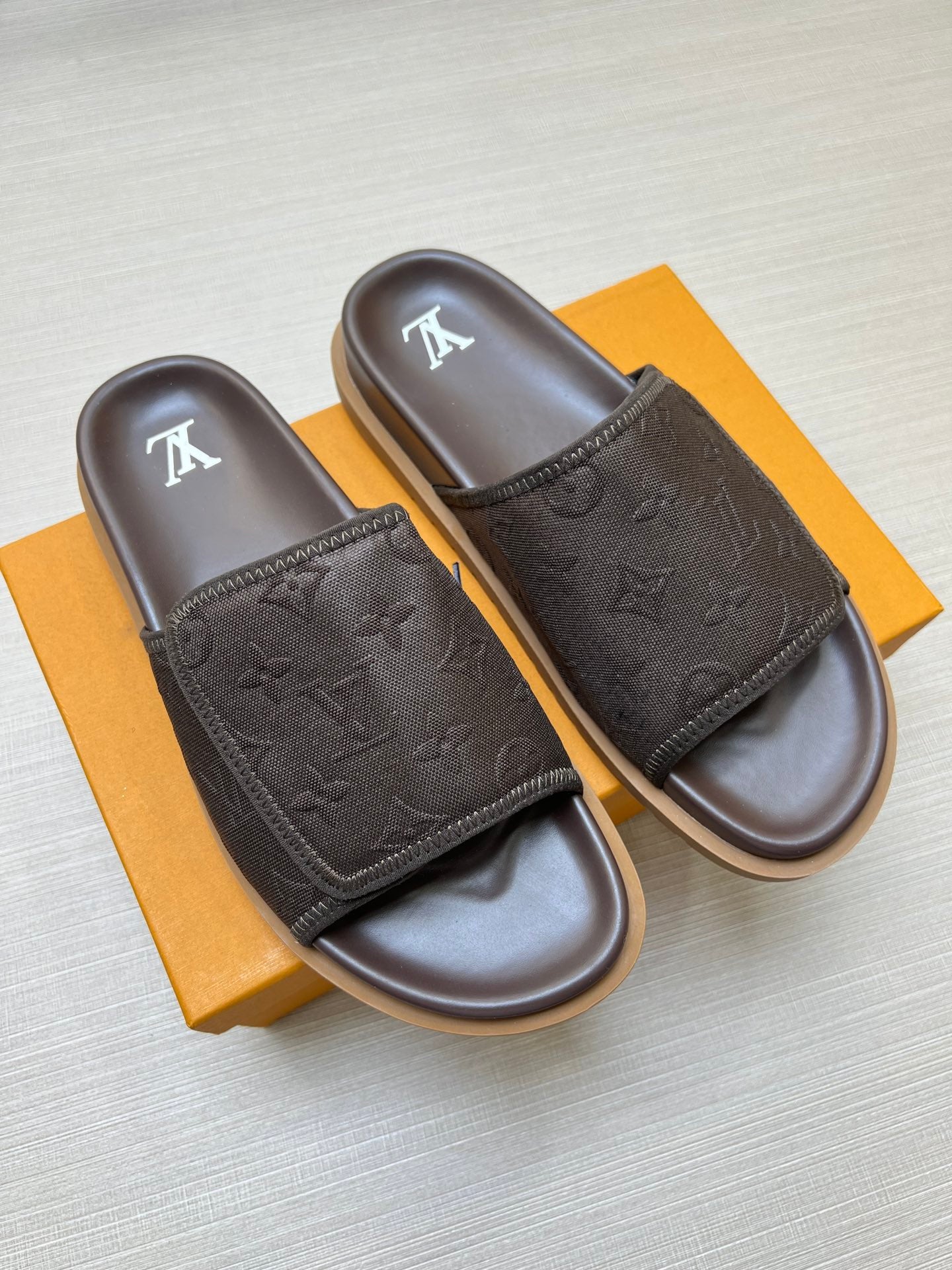 54E14ZDE Stylish slippers