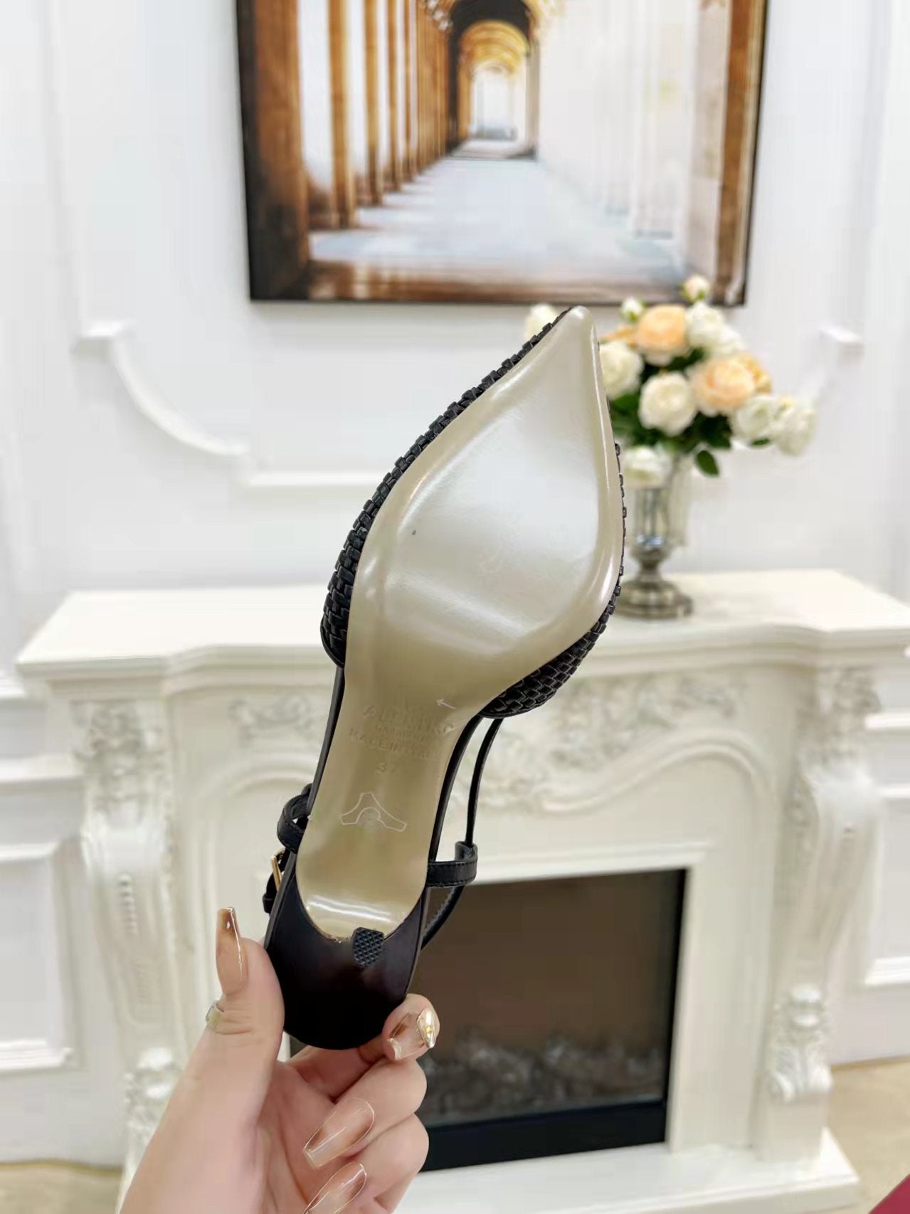 2YVL38ZDE Stylish leather  High heels