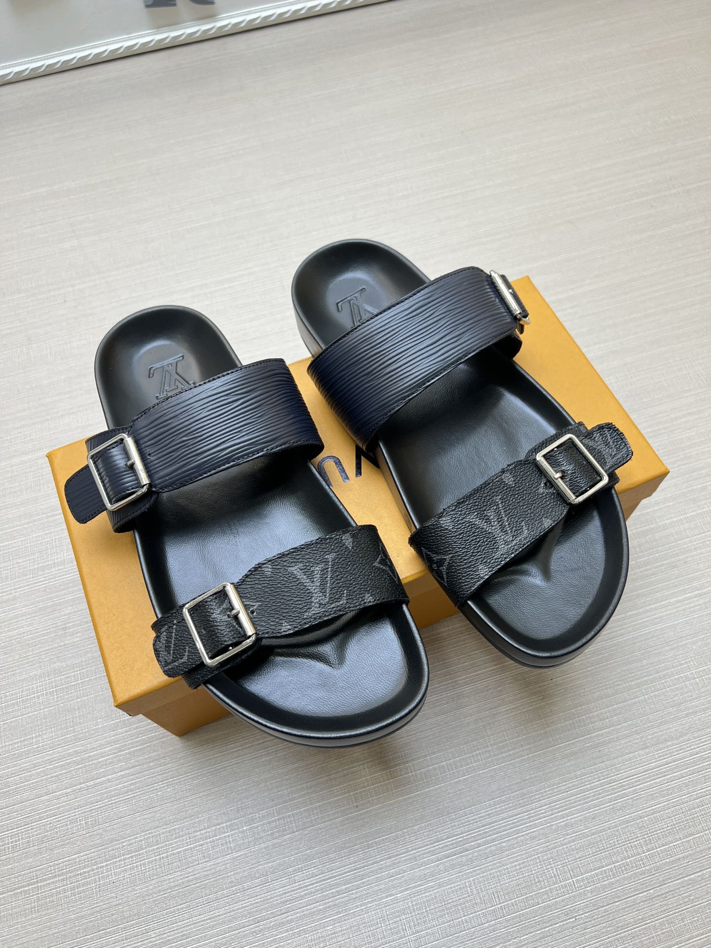 54E87ZDE Stylish slippers