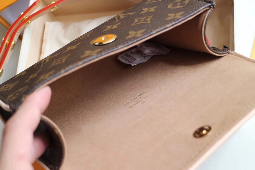 1XE62BDE Stylish leather bag