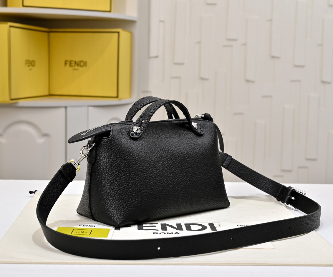 1WF109BDE Stylish leather bag