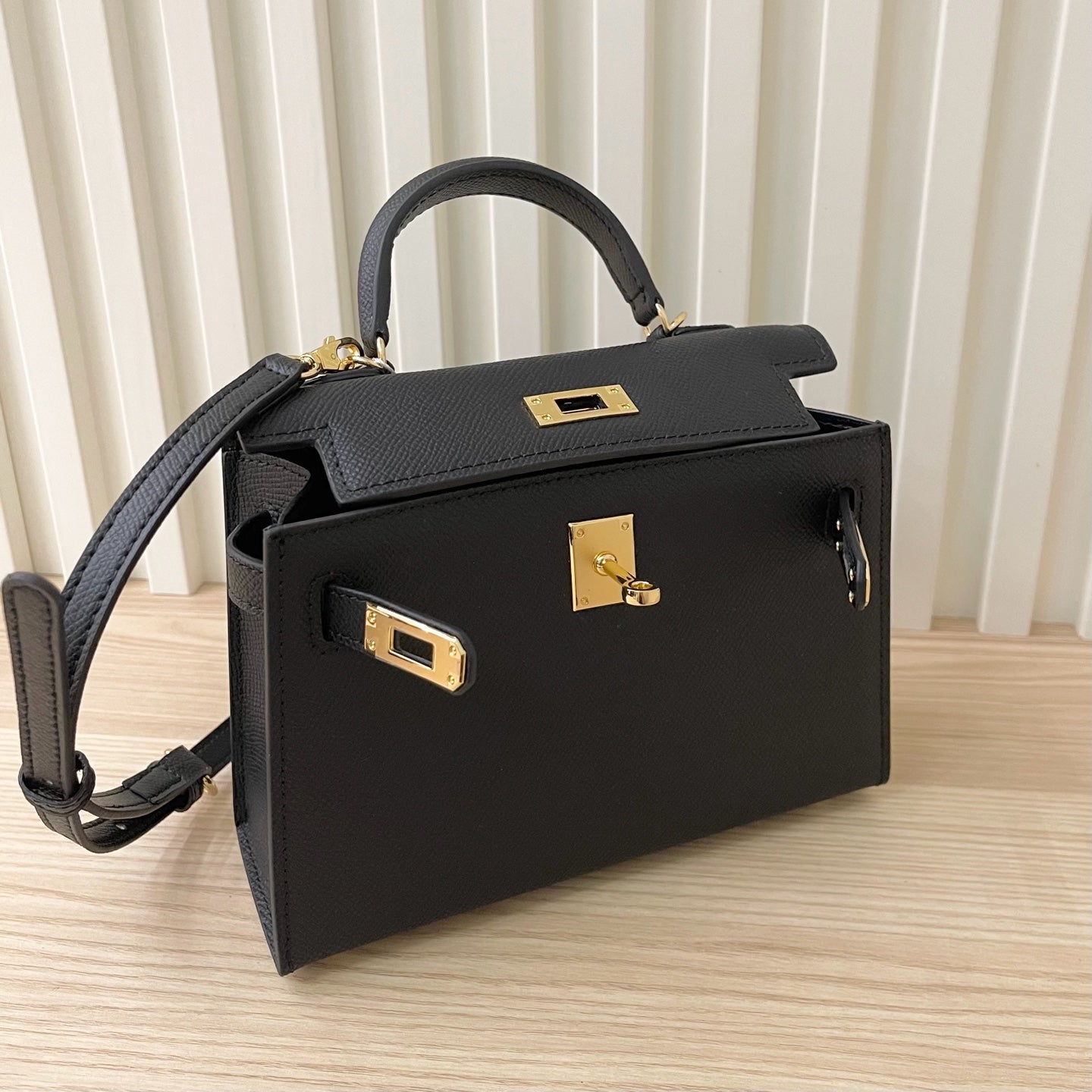 2WH26BDE Stylish leather bag