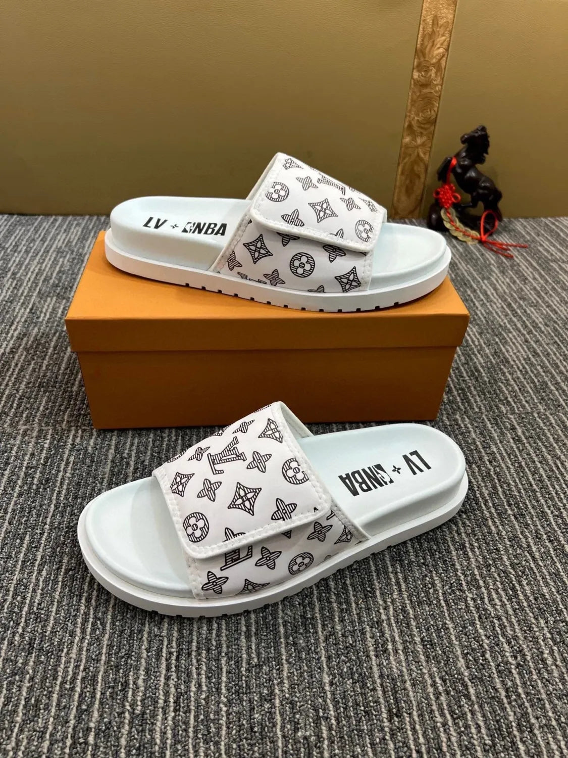 5YE47ZDE Stylish Slippers