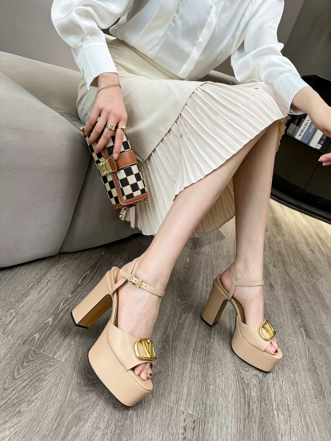 2YVL26ZDE Stylish leather  High heels