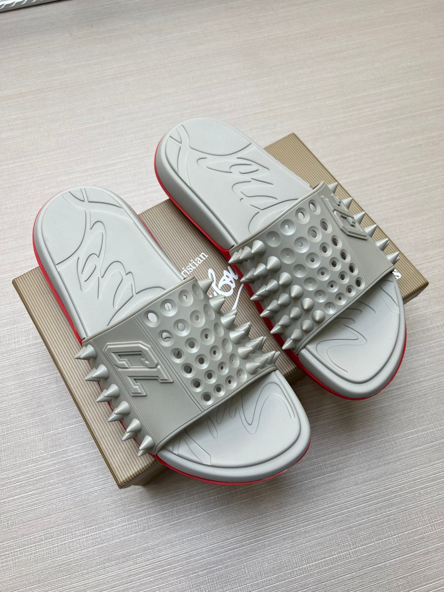 54A18ZDE Stylish slippers